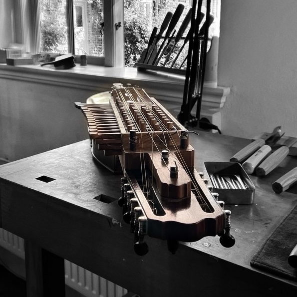 seite deteil nyckelharpa