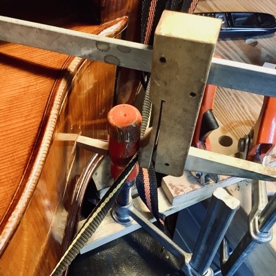 der geschnitzte Eulenkopf in Seitenansicht